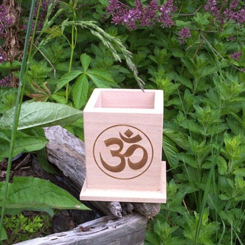 Drewniany Kubek na Długopisy (drewno bukowe) | SYMBOL "OM"
